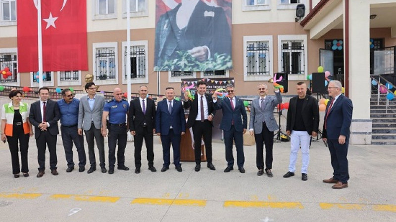  Çiftçi, miniklerin okul heyecanına ortak oldu