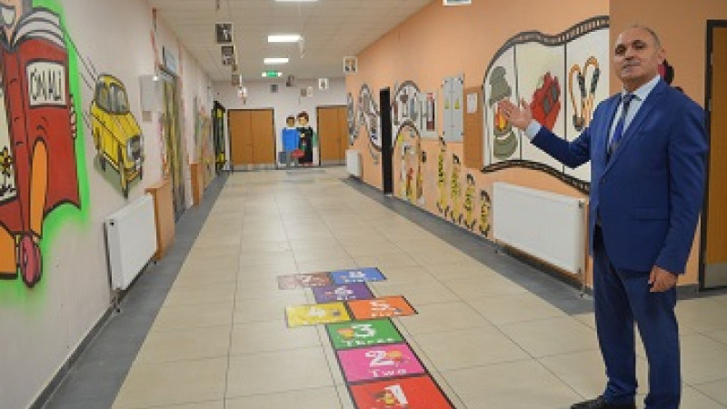 Bu okulda öğrenciler hayatı koridorlara çizilen resimlerle öğreniyorlar