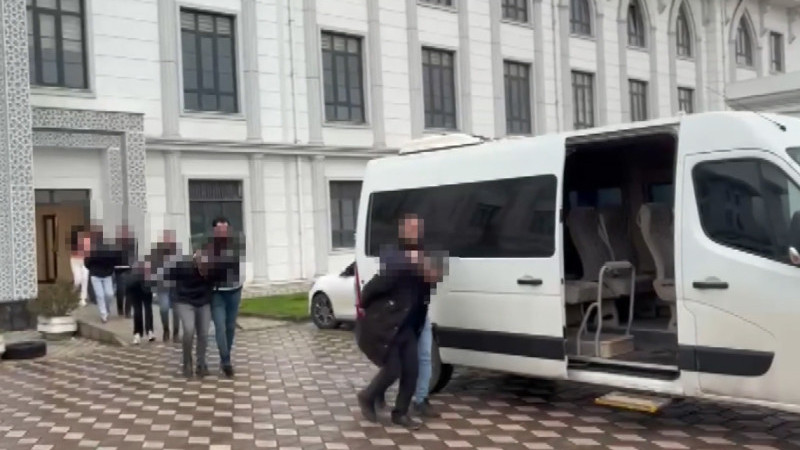 Polisten, Gebze merkezli 5 ilde “sazan sarmalı” yöntemiyle “nitelikli dolandırıcılık” operasyonu