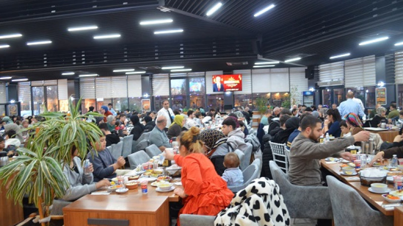 Çayırova’da “beşikte eşiğe yetim projesi” ile iftar sofrasında yetimler buluştu