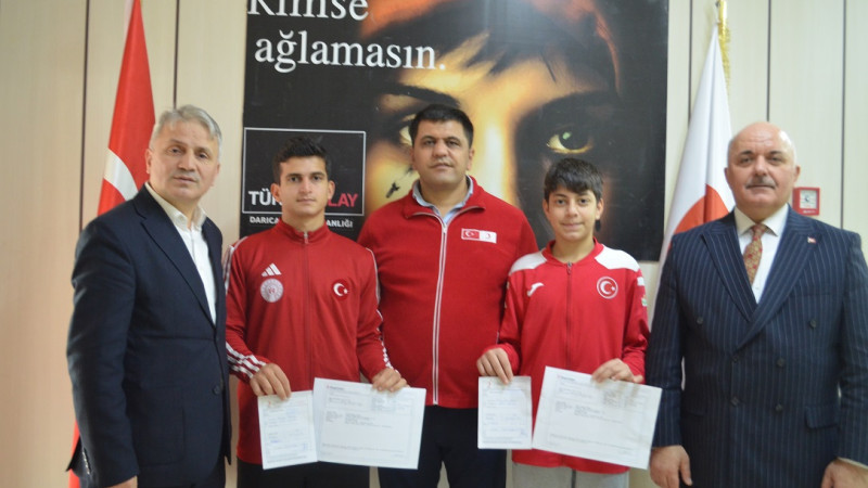 Darıca’da yaşayan milli tenisçi  kardeşlerden  Kızılay’a 102 bin TL