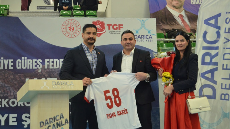 Taha Akgül'e jest...