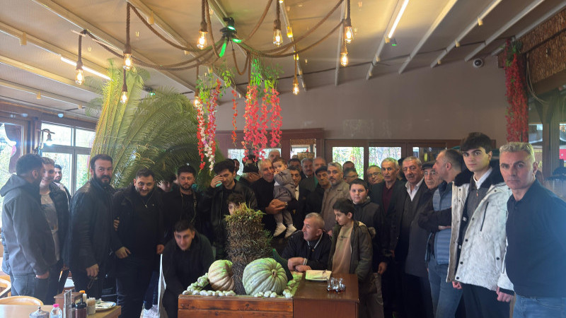 Yukarı Kumlu Köylüleri Bayramda Myt cağ kebap salonunda bir araya geldiler.