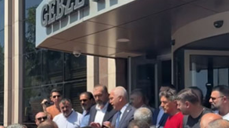 GTO Başkanı Aslantaş, servisçinin yanında