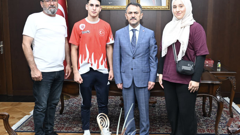 Vali Aktaş Çayırovalı şampiyonları Gebze’de ağırladı