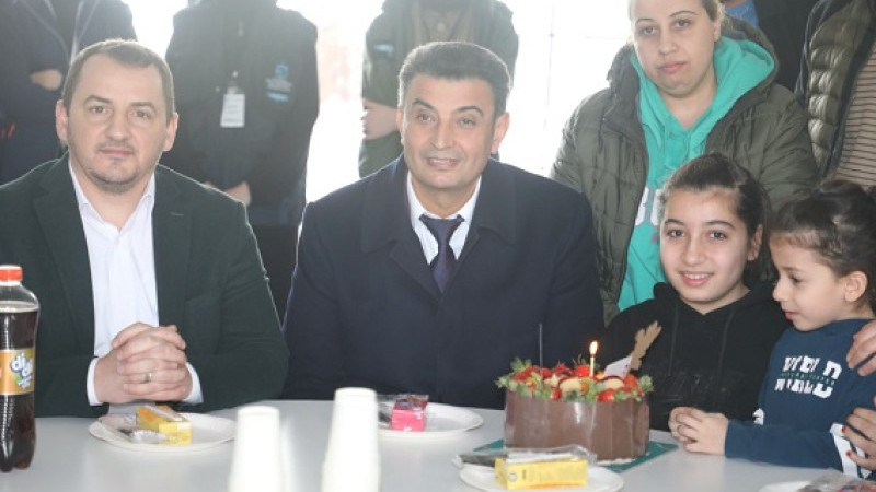 Depremzede Yaren’e doğum günü sürprizi
