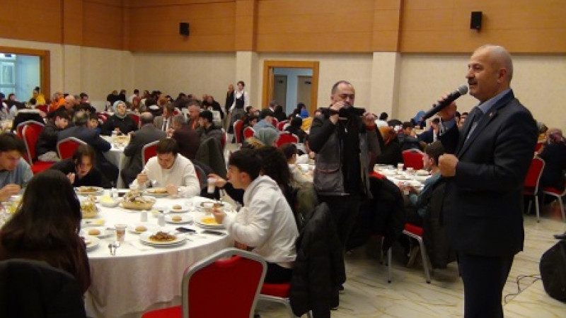 Gebze protokolü yetimlerle aynı sofrada buluştu...