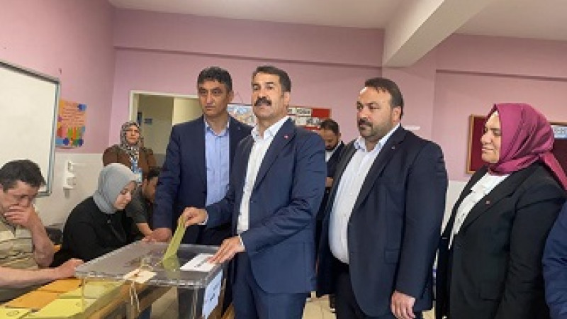 CEMİL YAMAN DİLOVASI’NDA OY KULLANDI