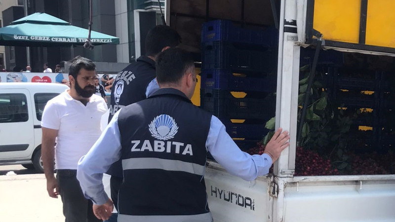 Zabıta, seyyar avınnda...
