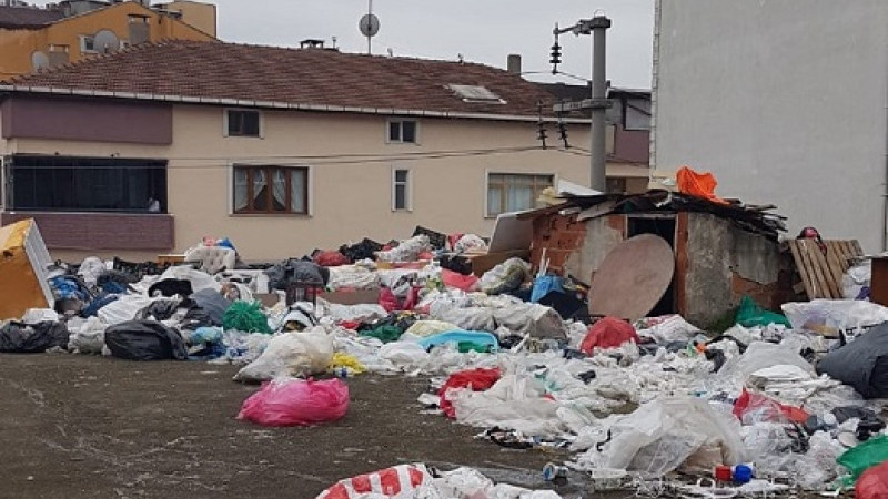 Bu evden 3 kamyon çöp çıktı