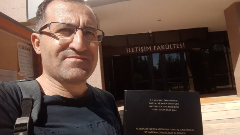 Gazeteci Ülker, yüksek lisans programını tamamladı