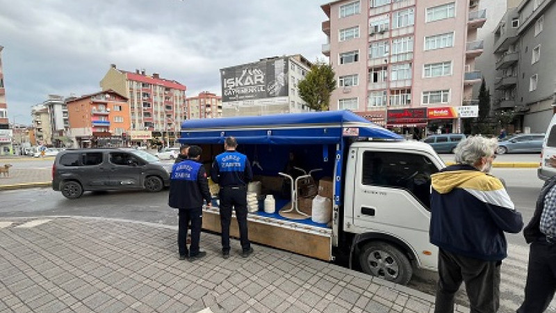 Zabıta seyyar satıcı peşinde