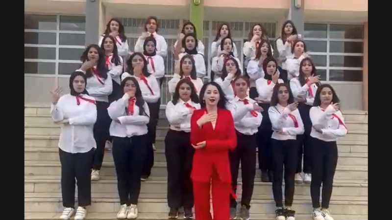 Nuray öğretmenin öğrencileri İstiklal Marşımız işaret diliyle okudular… (VİDEO HABER)