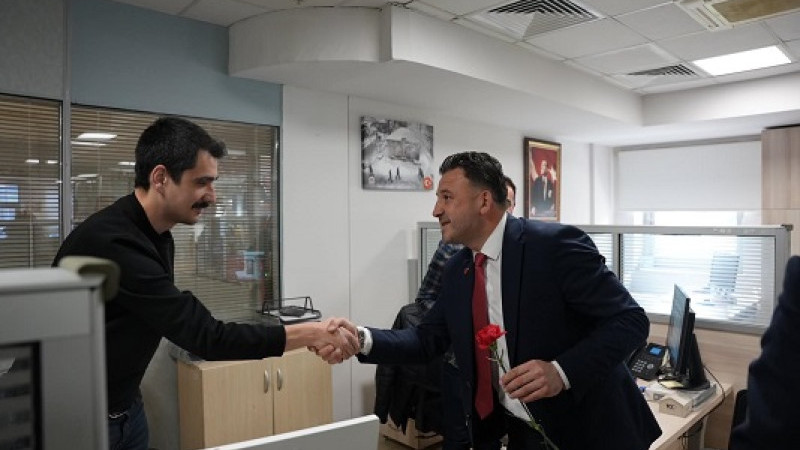 Türel Belediye çalışanlarına karanfil dağıttı