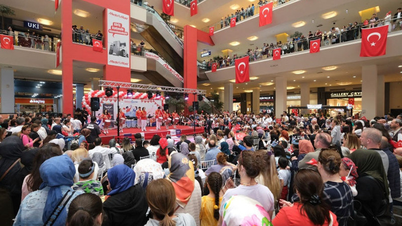 ÇOCUKLAR 23 NİSAN’I GEBZE CENTER’DA DOYASIYA KUTLADI