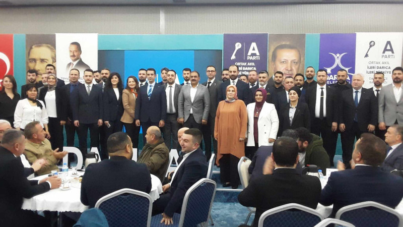 ANAHTAR Parti Darıca Başkanı Kinyas Bakar, mazbatasını aldı