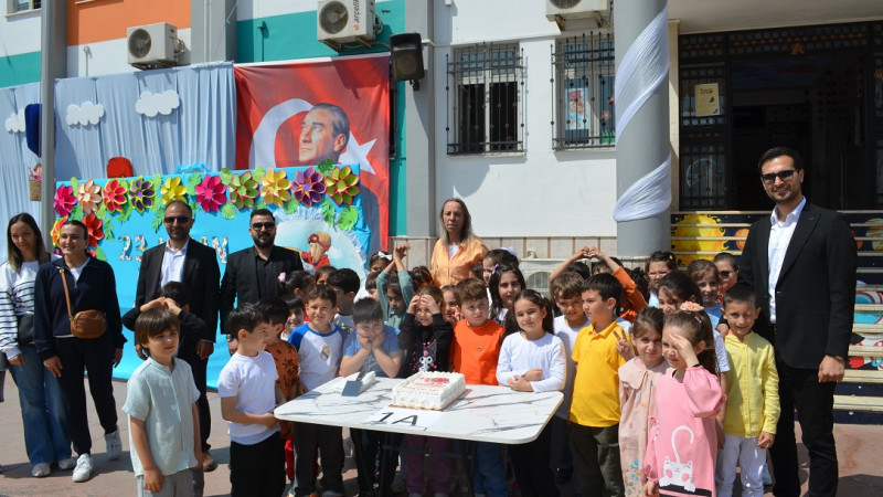 Okul müdürü Yazıcı’dan çocuklara 23 Nisan pastası…